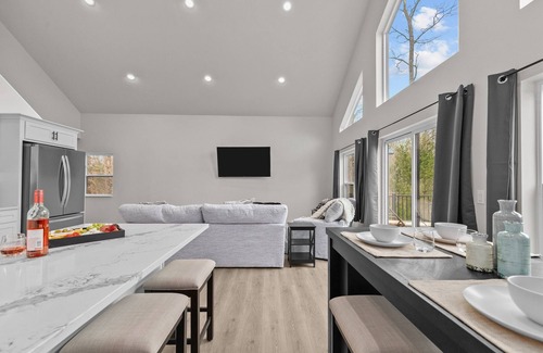Pine River House | City Detox- Hot Tub, SUPs, Kayaks, Firepit, Chill