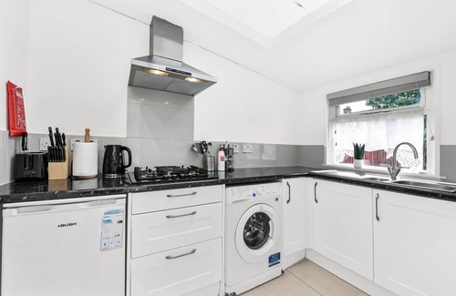Lewisham House | City Escape: Sleek and Comfy 3 BR House w/Garden
