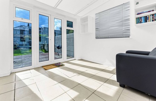 Lewisham House | City Escape: Sleek and Comfy 3 BR House w/Garden