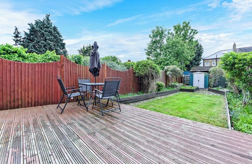 Lewisham House | City Escape: Sleek and Comfy 3 BR House w/Garden