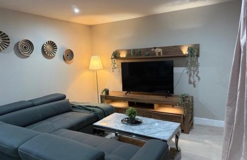 Sheldon Apartment | City Green Penthouse, 2 Free Parking Spaces BHX NEC close
