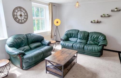 Milton Keynes House | City House in Nice Area - Smart TV's, 900mb Wifi