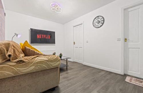 Moffat Apartment | City Living in 3 Bedroom 5beds for 6 guest