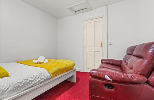 Moffat Apartment | City Living in 3 Bedroom 5beds for 6 guest