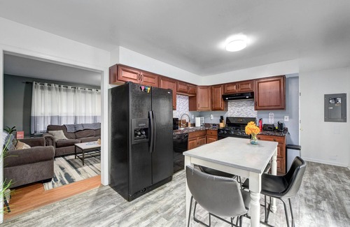 Tremont House | City living W/Hot tub, Pool Table, Movie Theater!