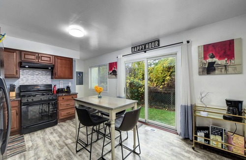 Tremont House | City living W/Hot tub, Pool Table, Movie Theater!