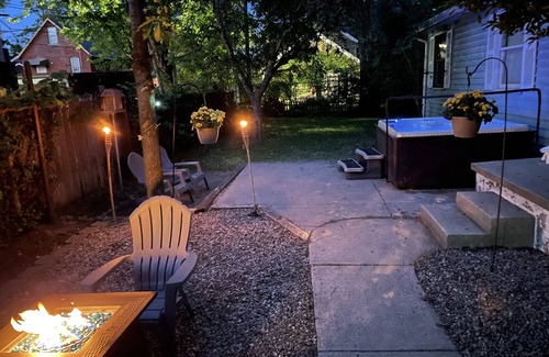 Tremont House | City living W/Hot tub, Pool Table, Movie Theater!
