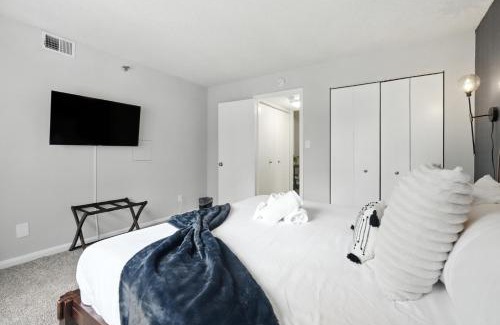 Crystal City Apartment | City Luxry Free Parking Sleeps 8 Prime Loc
