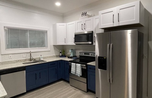 College Park House | City Serenity-2BR Home away from Home. 6 Min from ATL Airport