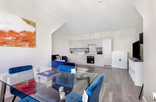 Sutton Apartment | City Service Lets - Large Cheam 1 bed with parking - Long stays welcome