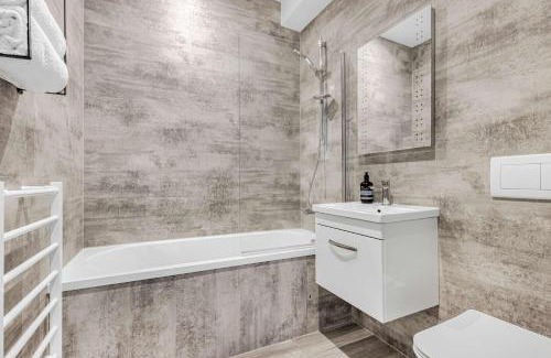 Sutton Apartment | City Service Lets - Large Cheam 1 bed with parking - Long stays welcome