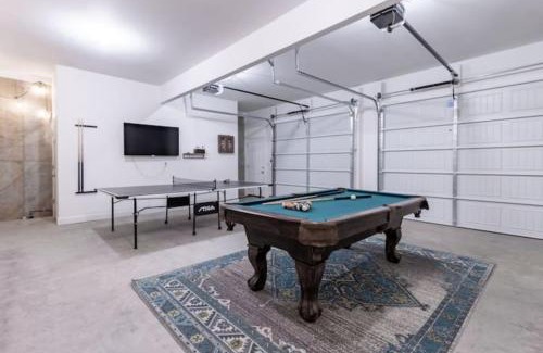 Chattanooga House | City Side Comfort in Missionary Ridge - hot tub
