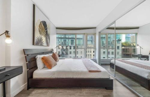 Crosstown Apartment | City Skyline DT 3BR Condo DT with Free Parking