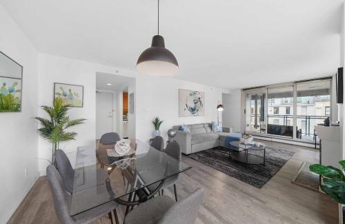Crosstown Apartment | City Skyline DT 3BR Condo DT with Free Parking