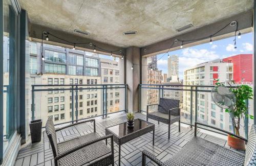 Crosstown Apartment | City Skyline DT 3BR Condo DT with Free Parking