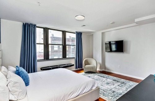 Chinatown Apartment | City Stay in Style! Steps Away From Reading Terminal
