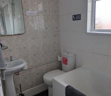 Kettering House | City Vacations Kettering free WiFi for ' Short & Long stays ' Shared bathroom & Shared Kitchen Single room for 1 Adult
