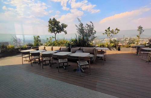 Cuauhtemoc Apartment | City View Oasis: KS Bed, Pool, Hot Tub & Gym