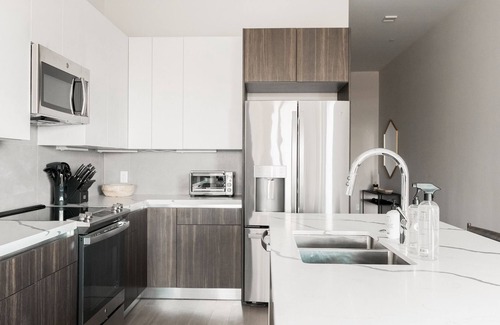 Jefferson Park Condo | City Views! | Chic Jefferson Park Condo | Tesoro