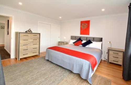 Dunedin City Centre House | City Views on Rattray