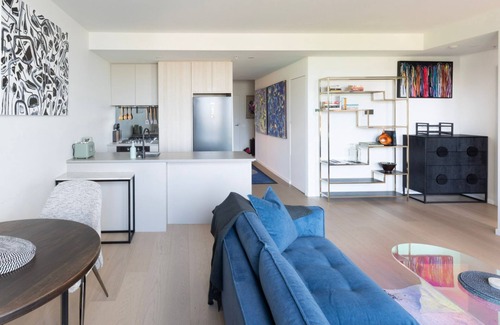 Carlton Apartment | City Views | Unique Carlton Stay