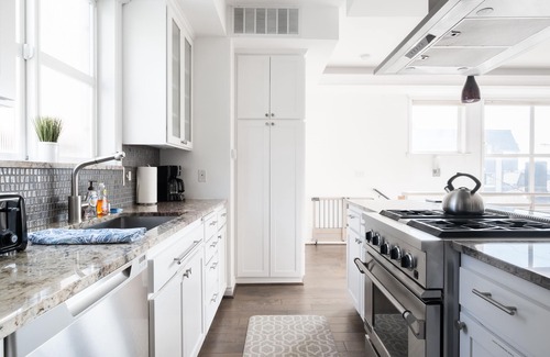 Eastlake House | City views, walkable to restaurants and public transit