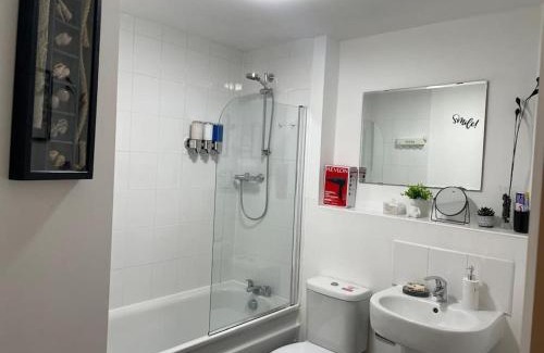 Clayton Apartment | Cityfront Luxe Apt Near City Centre Facing Etihad & Coop Live, Free Parking