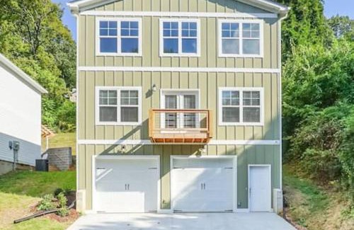 Chattanooga House | Cityscape Haven at Missionary Ridge with a hot tub