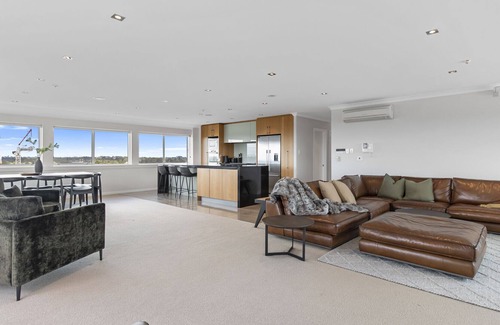 Hamilton House | CITYSCAPE VIEWS - HAMILTON CITY CENTRE PENTHOUSE APARTMENT in Hamilton