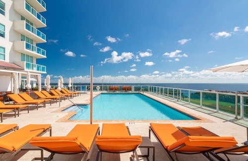 Coconut Grove Condo | CityView Balcony Pool& Hottub. Wi-Fi. Full Kitchen