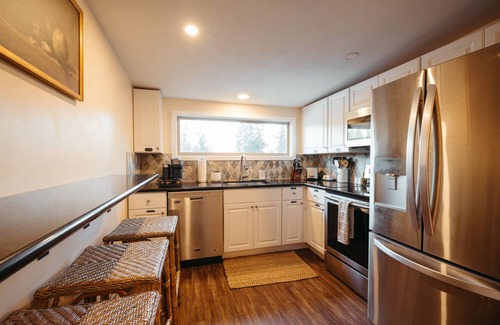 Carver House | Clackamas Riverfront Guest Suite With Hot Tub And Sauna