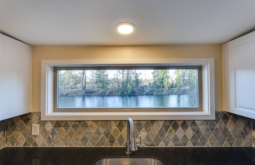 Carver House | Clackamas Riverfront Guest Suite With Hot Tub And Sauna