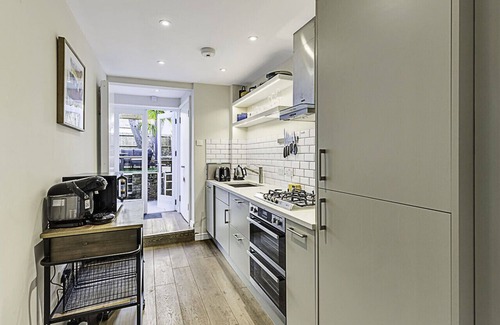 Ferndale Apartment | Clapham Oasis: 1 Bedroom, Sauna, Garden Retreat