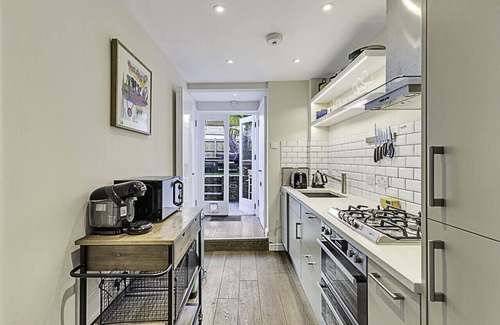 Ferndale Apartment | Clapham Oasis: 1 Bedroom, Sauna, Garden Retreat