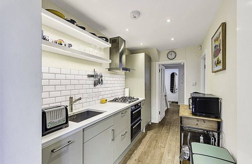Ferndale Apartment | Clapham Oasis: 1 Bedroom, Sauna, Garden Retreat