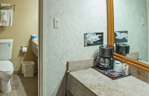 Bakersfield Hotel | Clarion Hotel Bakersfield North