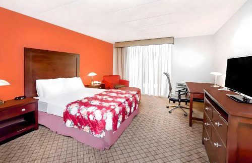 Lansing Hotel | Clarion Hotel & Conference Center Lansing West