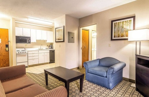 Cranberry Township Hotel | Clarion Inn Cranberry Township