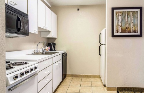 Cranberry Township Hotel | Clarion Inn Cranberry Township