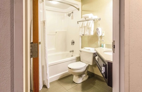 Cranberry Township Hotel | Clarion Inn Cranberry Township