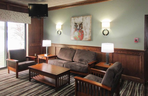 Cortland Hotel | Clarion Inn & Suites - University Area