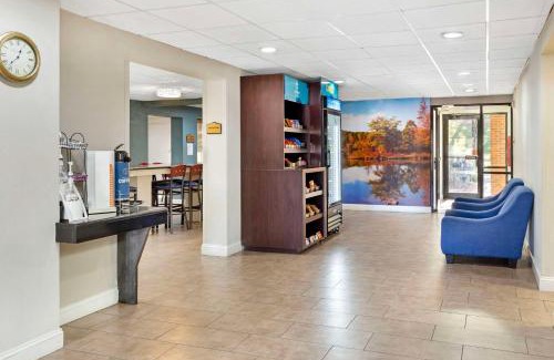 Lowes Grove Hotel | Clarion Pointe Research Triangle Park Durham