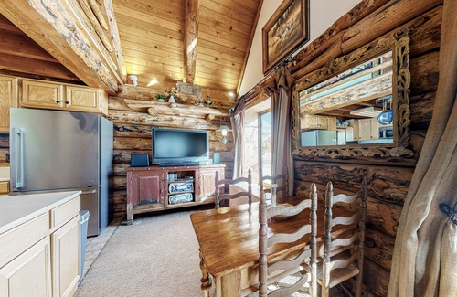 South Fork House | Classic alpine cabin with fast WiFi, enclosed yard, deck, & wood stove - dogs ok