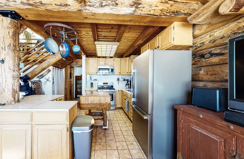 South Fork House | Classic alpine cabin with fast WiFi, enclosed yard, deck, & wood stove - dogs ok