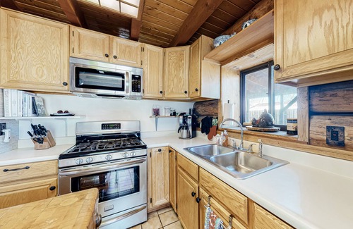 South Fork House | Classic alpine cabin with fast WiFi, enclosed yard, deck, & wood stove - dogs ok