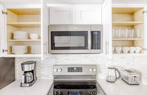 Ballston Apartment | Classic Ballston 2BR w/Concierge, Gym & Pool, near Metro, by Blueground