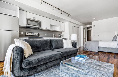 Wilburton Apartment | Classic Bellevue Studio w/Gym, W/D, near Spring District, by Blueground