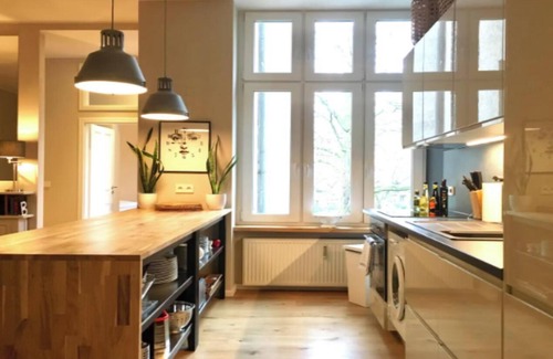 Neukoelln Apartment | Classic Berlin Charm Meets Modern Comfort – 5-Bedroom Group Apartment