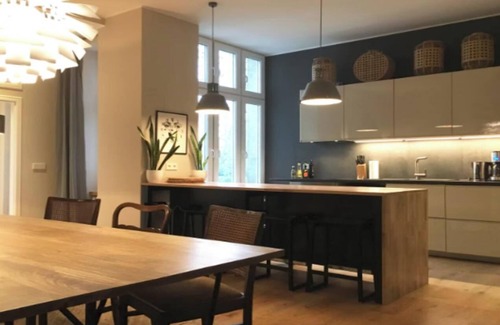 Neukoelln Apartment | Classic Berlin Charm Meets Modern Comfort – 5-Bedroom Group Apartment