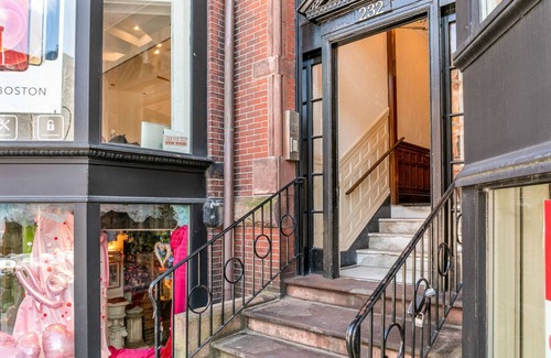 Back Bay Apartment | Classic Boston Studio on Newbury w/A+ shopping and dining by Blueground